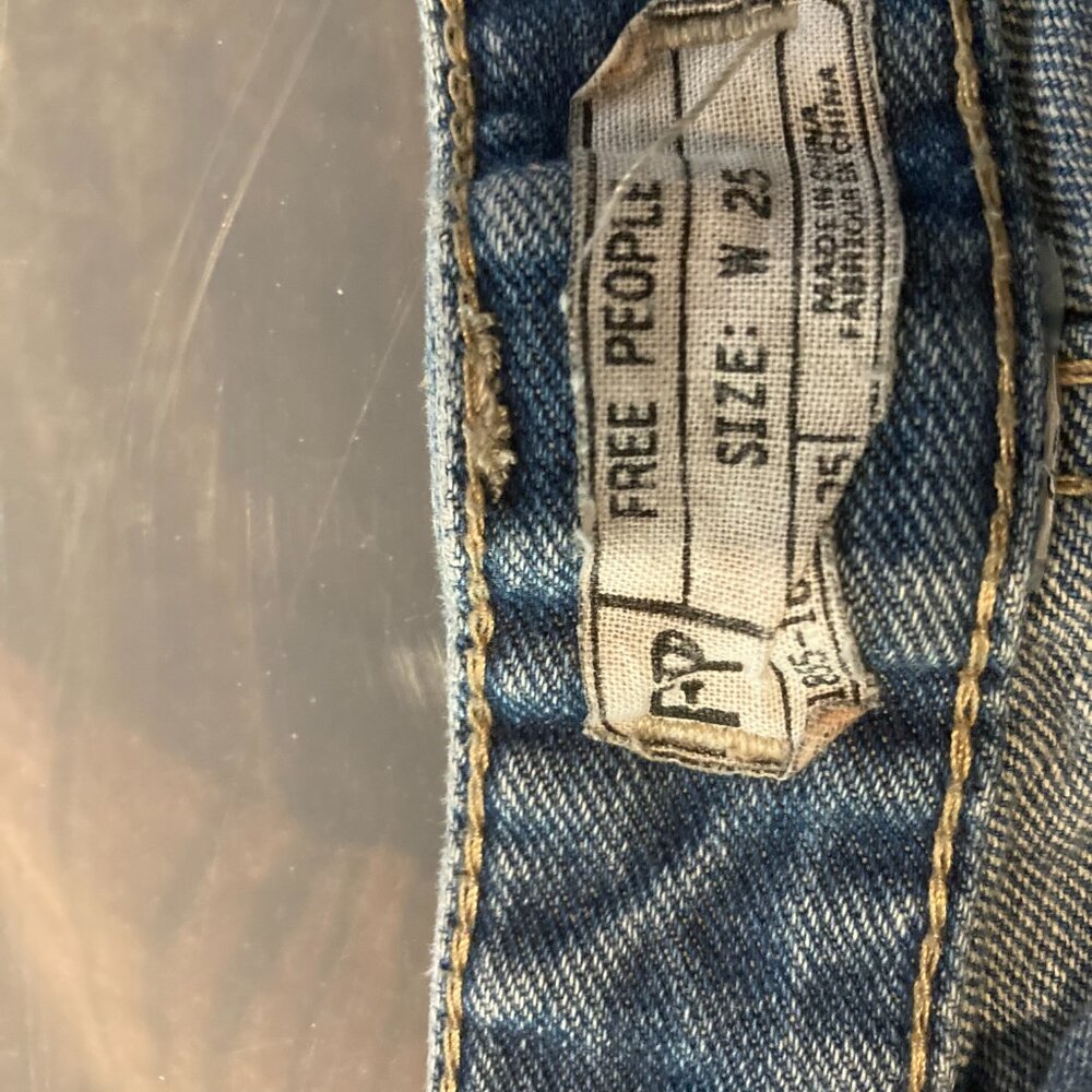 Free people distressed shorts. Size 25 - Picture 3 of 3